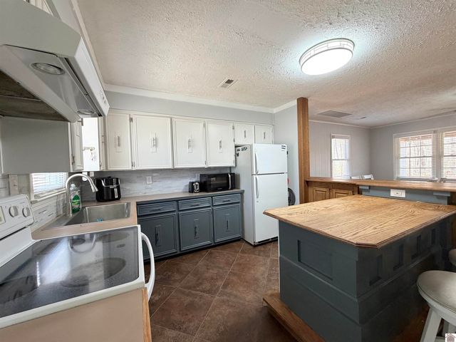 141 Beechwood Dr, Cadiz, KY 42211