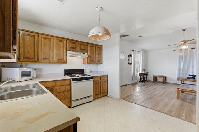 38 Sheba Place, Los Lunas, NM 87031