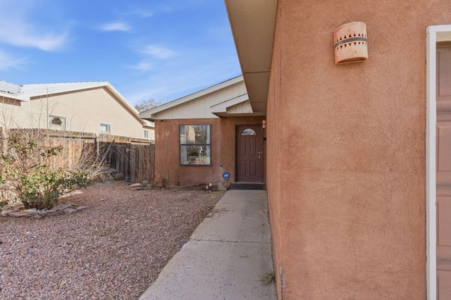 38 Sheba Place, Los Lunas, NM 87031