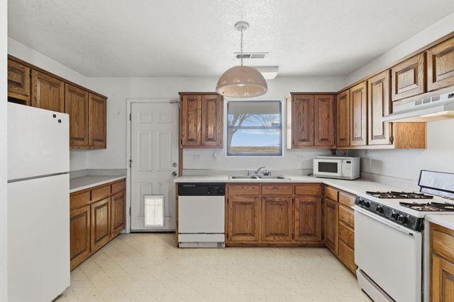 38 Sheba Place, Los Lunas, NM 87031