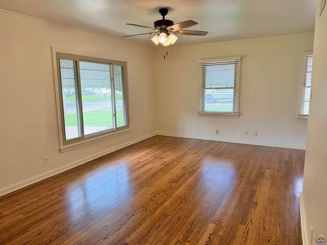 206 SW 24th ST, Topeka, KS 66611