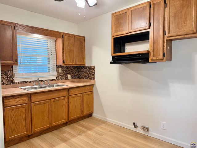 206 SW 24th ST, Topeka, KS 66611