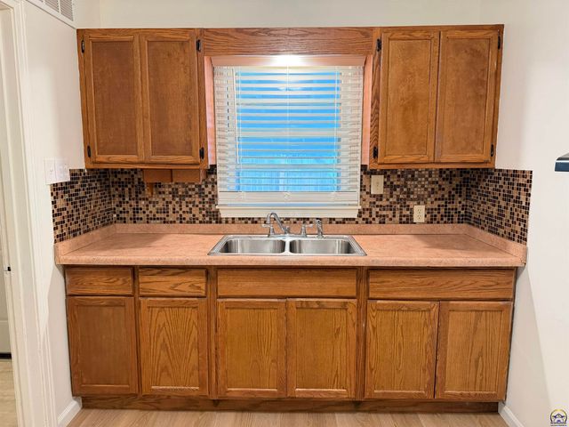 206 SW 24th ST, Topeka, KS 66611