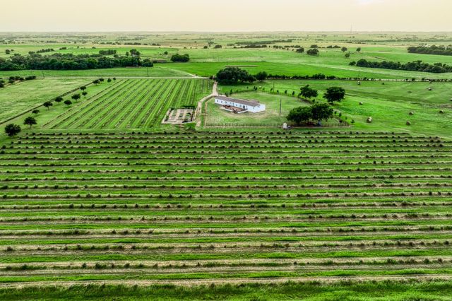 3575 County Road 271, Moulton, TX 77975