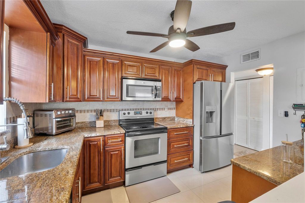 4154 NW 90th Ave 201, Coral Springs, FL 33065