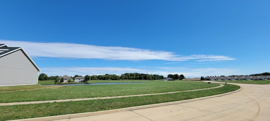 Image 5 of property listing at 3024 E Beringer Circle, Urbana, IL 61802