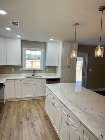 204 Sutton Dr., Perry, GA 31069