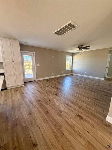 204 Sutton Dr., Perry, GA 31069