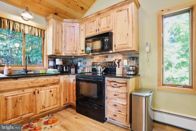 1807 CONSTANT RUN RD, Great Cacapon, WV 25422