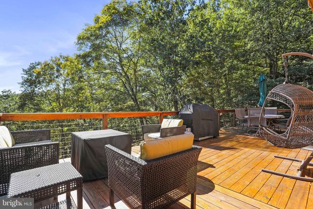 1807 CONSTANT RUN RD, Great Cacapon, WV 25422