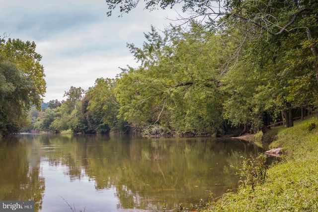 1807 CONSTANT RUN RD, Great Cacapon, WV 25422