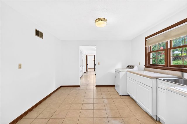 1593 Oakleaf Ln, Franklin Park, PA 15237