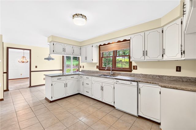 1593 Oakleaf Ln, Franklin Park, PA 15237