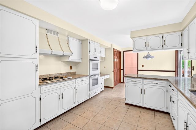 1593 Oakleaf Ln, Franklin Park, PA 15237