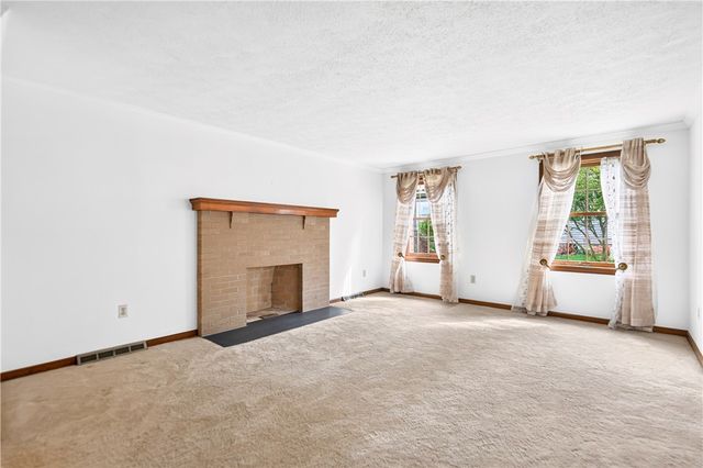 1593 Oakleaf Ln, Franklin Park, PA 15237