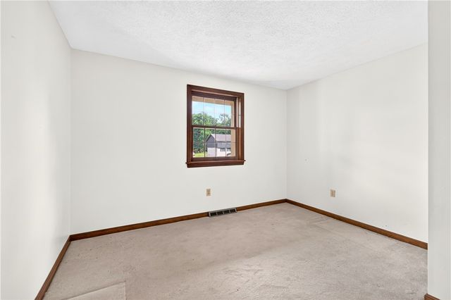 1593 Oakleaf Ln, Franklin Park, PA 15237