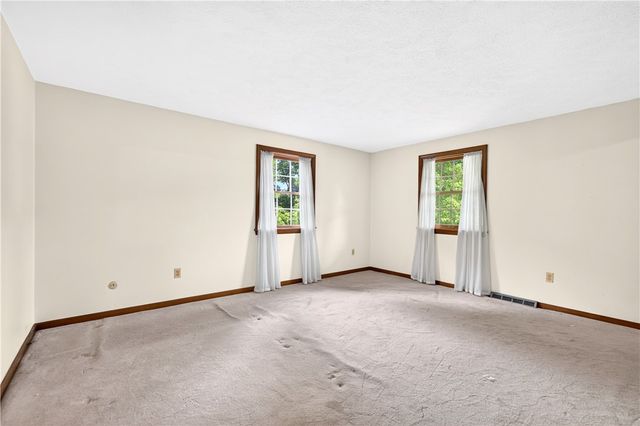 1593 Oakleaf Ln, Franklin Park, PA 15237