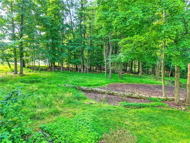 1593 Oakleaf Ln, Franklin Park, PA 15237