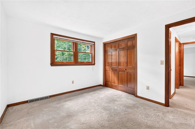 1593 Oakleaf Ln, Franklin Park, PA 15237