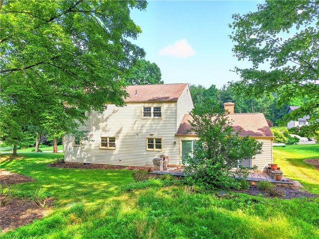 1593 Oakleaf Ln, Franklin Park, PA 15237