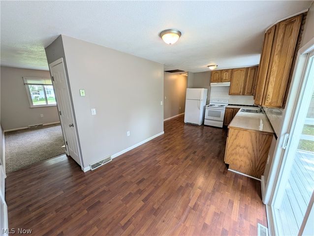 18015 Hillcrest Drive, Lake Milton, OH 44429