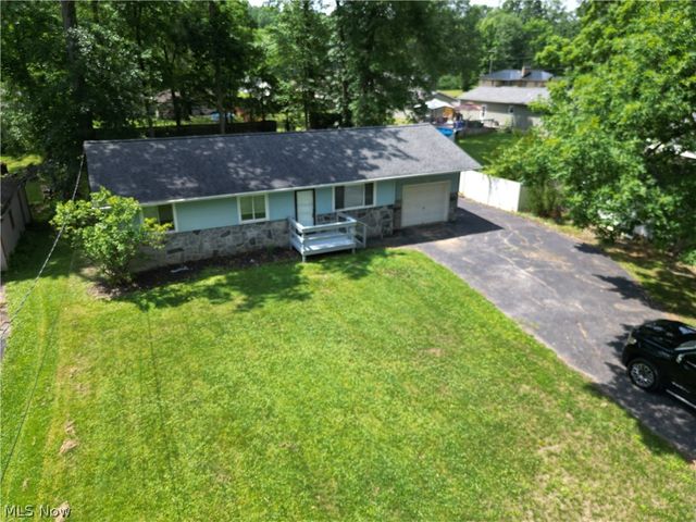18015 Hillcrest Drive, Lake Milton, OH 44429
