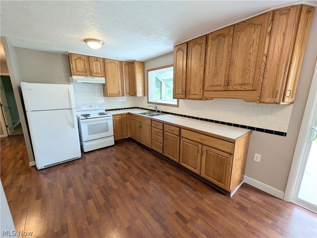18015 Hillcrest Drive, Lake Milton, OH 44429