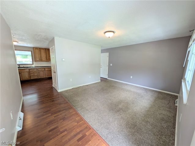 18015 Hillcrest Drive, Lake Milton, OH 44429
