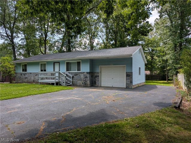 18015 Hillcrest Drive, Lake Milton, OH 44429