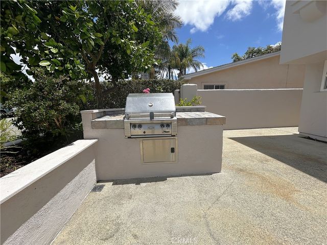 1938 Westminster, Costa Mesa, CA 92627