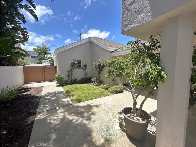 1938 Westminster, Costa Mesa, CA 92627