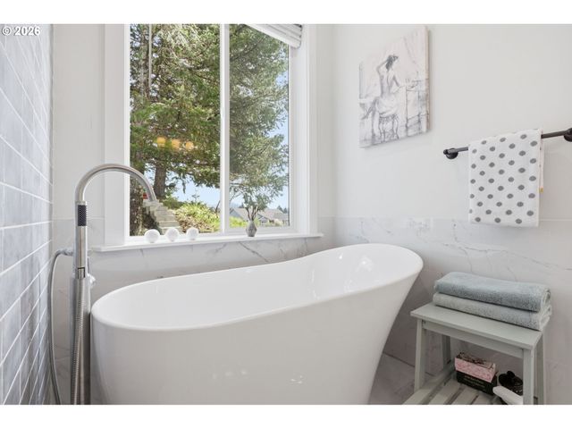 1226 Nw IMAN LOOP Rd, Stevenson, WA 98648
