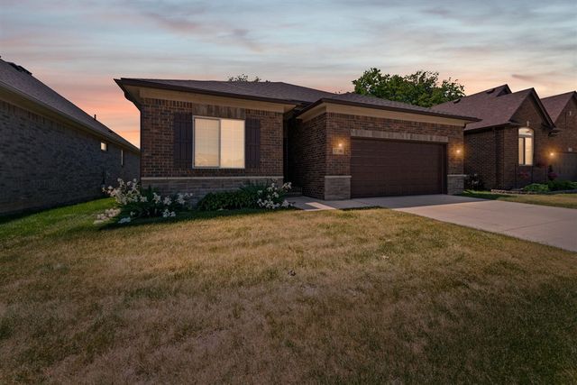 15300 Eton Pointe Drive, Clinton Township, MI 48035