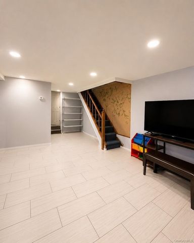 202-13 33rd Avenue, Bayside, NY 11361