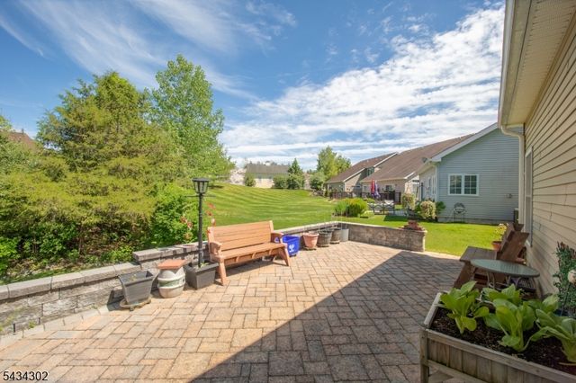 22 Bluffs Ct, Hamburg Boro, NJ 07419