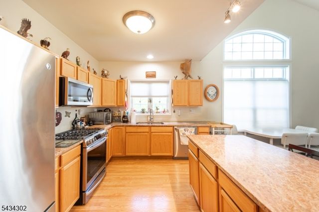 22 Bluffs Ct, Hamburg Boro, NJ 07419