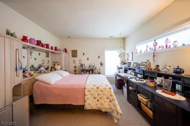 22 Bluffs Ct, Hamburg Boro, NJ 07419