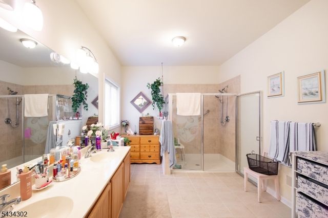 22 Bluffs Ct, Hamburg Boro, NJ 07419