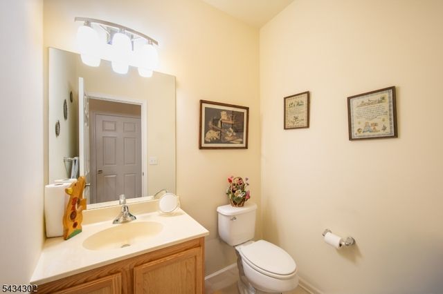 22 Bluffs Ct, Hamburg Boro, NJ 07419