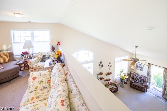 22 Bluffs Ct, Hamburg Boro, NJ 07419