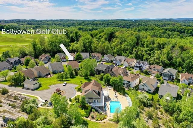 22 Bluffs Ct, Hamburg Boro, NJ 07419