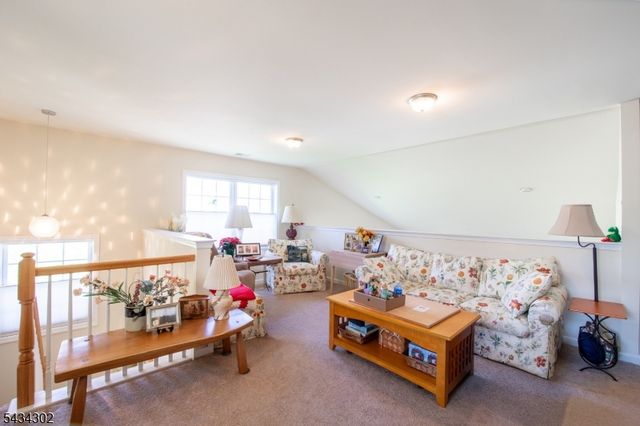 22 Bluffs Ct, Hamburg Boro, NJ 07419