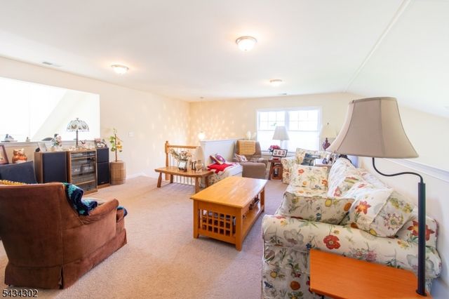22 Bluffs Ct, Hamburg Boro, NJ 07419