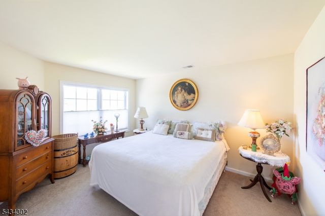 22 Bluffs Ct, Hamburg Boro, NJ 07419