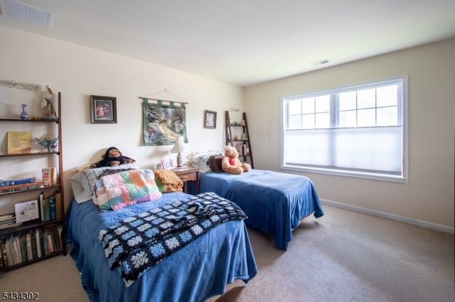 22 Bluffs Ct, Hamburg Boro, NJ 07419