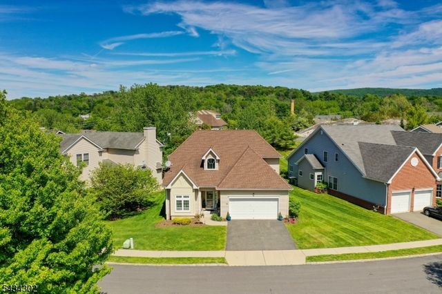 22 Bluffs Ct, Hamburg Boro, NJ 07419