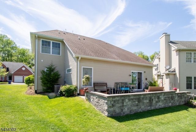 22 Bluffs Ct, Hamburg Boro, NJ 07419