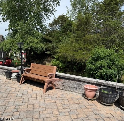 22 Bluffs Ct, Hamburg Boro, NJ 07419