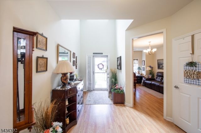22 Bluffs Ct, Hamburg Boro, NJ 07419