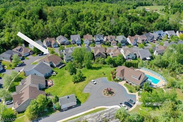 22 Bluffs Ct, Hamburg Boro, NJ 07419